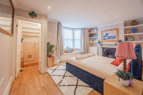 Stylish 2-Bed Flat Near Hammersmith & Holland Park